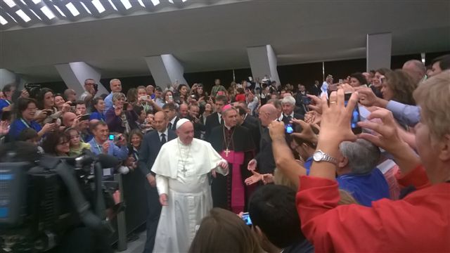 Il Papa Francesco tra la folla degli sportivi andati a fargli visita.